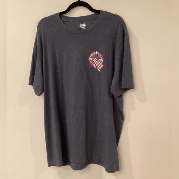 Izod Men’s Blue XL T-Shirt With Beach Scene NWOT. - Picture 1 of 3